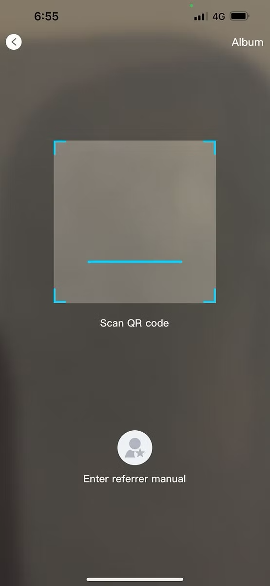 Skrin pengimbas QR aplikasi Winbox untuk memasukkan perujuk, dengan pilihan Masukkan perujuk secara manual di bawahnya